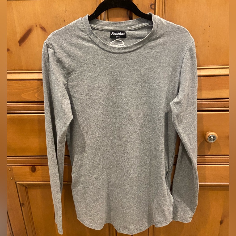 Blackskies Mens top size S.